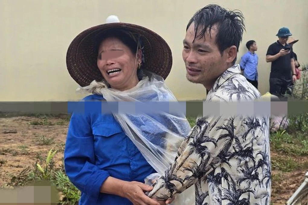 Người đàn ông mất cả GĐ nói lý do bật khóc, ôm chia tay chiến sĩ rời Làng Nủ - Hình 7
