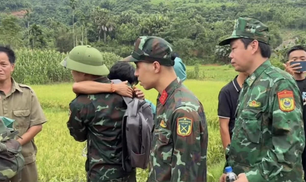 Người đàn ông mất cả GĐ nói lý do bật khóc, ôm chia tay chiến sĩ rời Làng Nủ - Hình 6