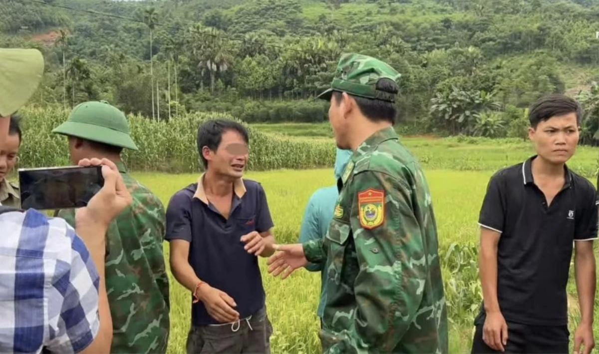 Người đàn ông mất cả GĐ nói lý do bật khóc, ôm chia tay chiến sĩ rời Làng Nủ - Hình 5