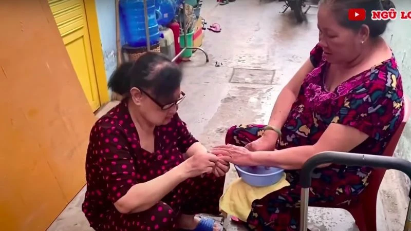 NS cải lương Hoa Mỹ Hạnh ngã ở toilet, nằm liệt 1 chỗ, không có tiền điều trị - Hình 6