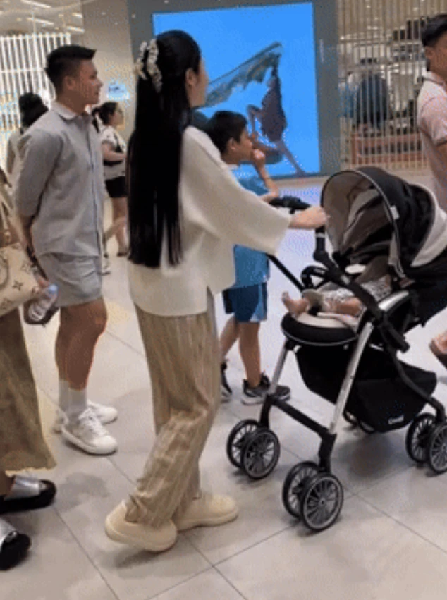 Chu Thanh Huyền rinh quý tử đi mua sắm, Quang Hải ra dẻ gây ngỡ ngàng - Hình 1