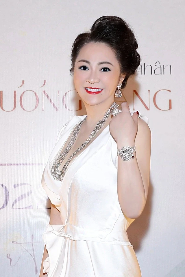 Bà Nguyễn Phương Hằng: sắp debut vai trò mới trên livestream, CĐM rần rần - Hình 4