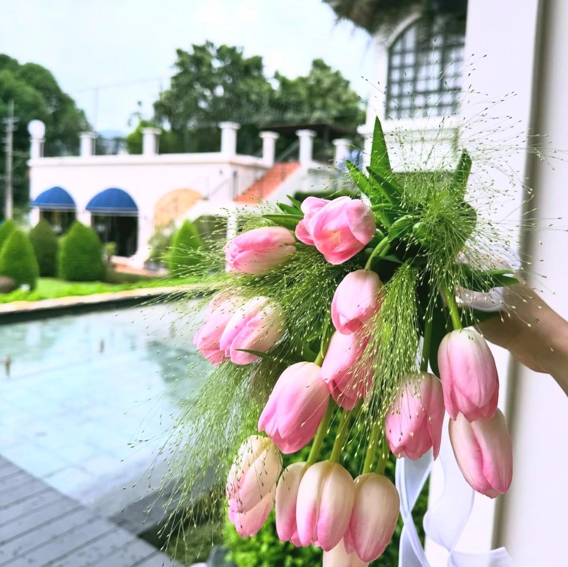 Hoa hậu Khánh Vân tươi hết cỡ chụp ảnh cưới, hé lộ ý nghĩa đặc biệt của hoa cưới - Hình 3