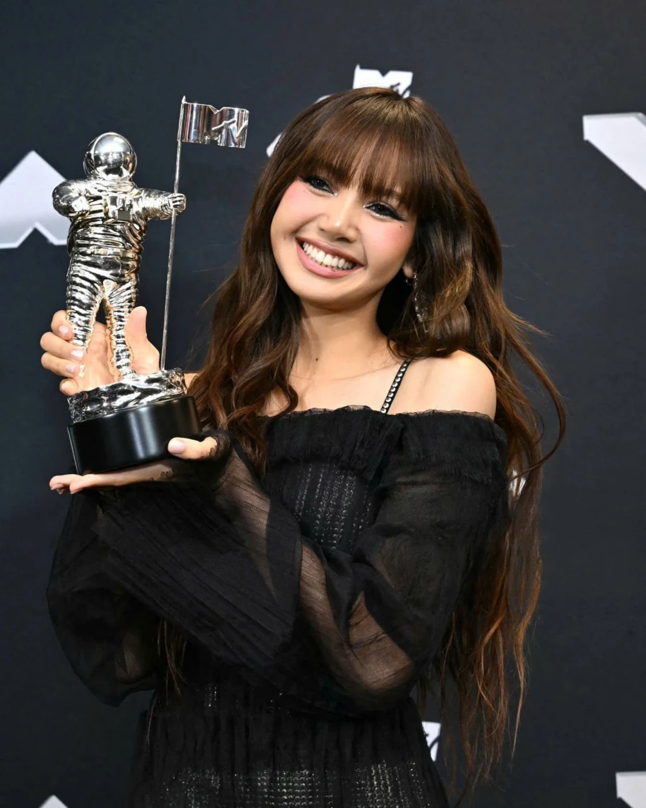 Lisa nghi sắp rời BLACKPINK, sự nghiệp bỏ xa đồng đội, không còn chung đẳng cấp? - Hình 2