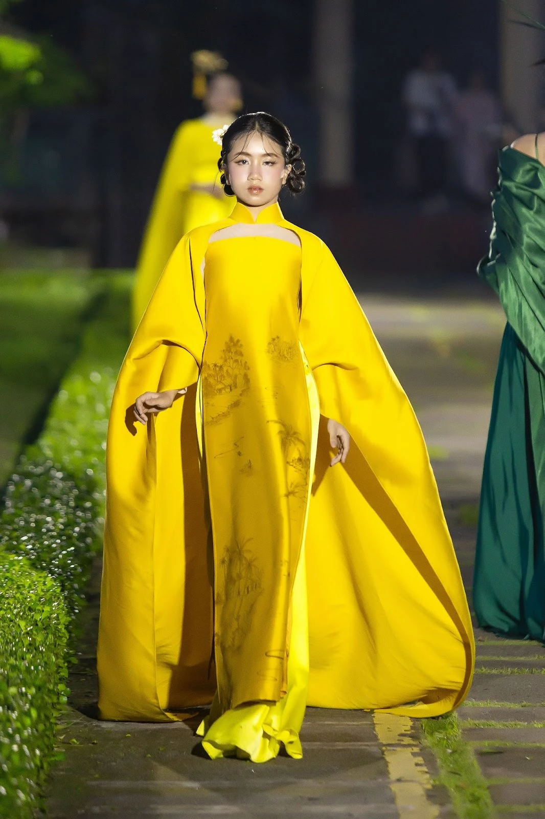 Mẫu nhí Alice Nguyễn catwalk thần sầu gây bấn loạn, hot rần rần màn nhảy múa - Hình 1