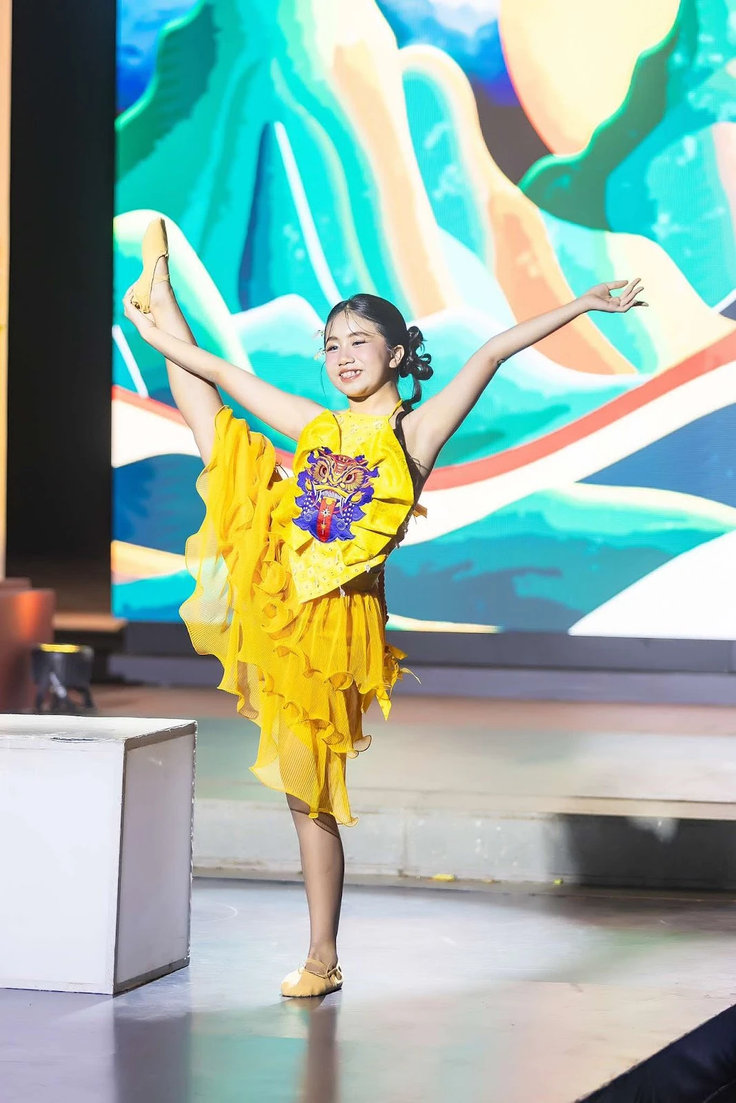Mẫu nhí Alice Nguyễn catwalk thần sầu gây bấn loạn, hot rần rần màn nhảy múa - Hình 3