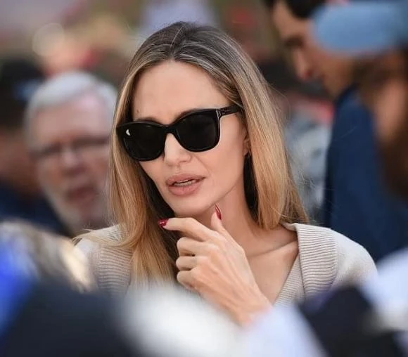 Brad Pitt tình tứ cùng bạn gái trên thảm đỏ, lên mặt với Angelina Jolie lẻ bóng - Hình 1