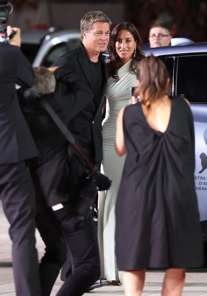 Brad Pitt tình tứ cùng bạn gái trên thảm đỏ, lên mặt với Angelina Jolie lẻ bóng - Hình 5