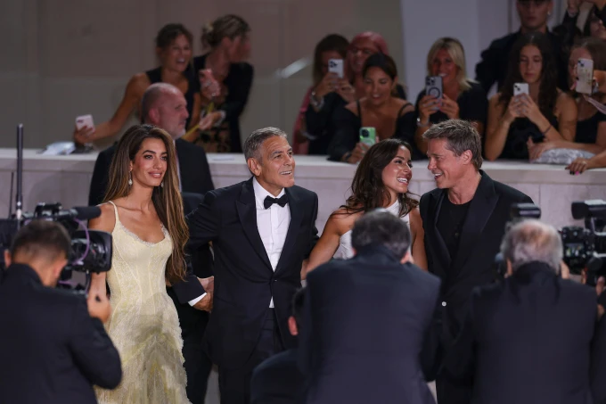 Brad Pitt tình tứ cùng bạn gái trên thảm đỏ, lên mặt với Angelina Jolie lẻ bóng - Hình 7