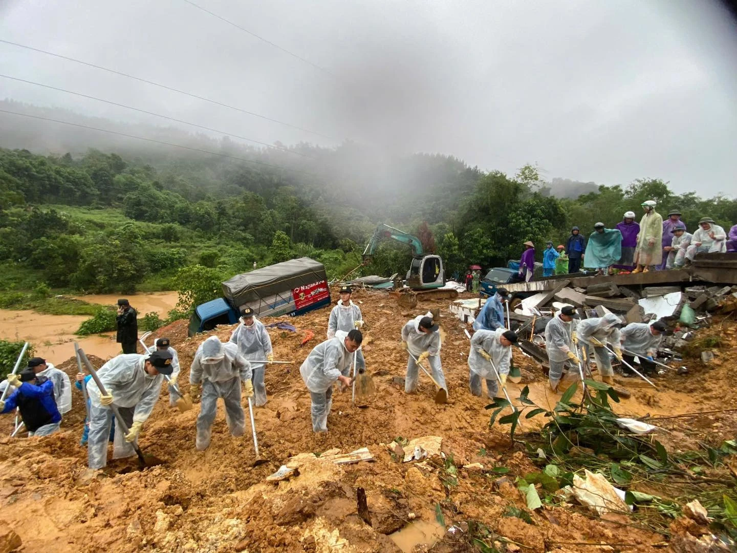 Hà Giang: Người livestream, cảnh báo vụ sạt lở QL2 đã qua đời trước khi tìm thấy - Hình 5