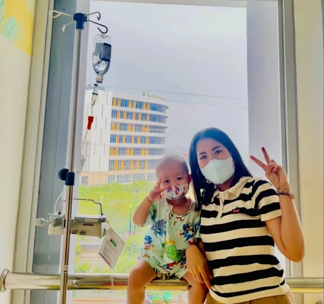 Mẹ đơn thân bất đắc dĩ livestream bán hàng ở bệnh viện vì con trai ung thư - Hình 2