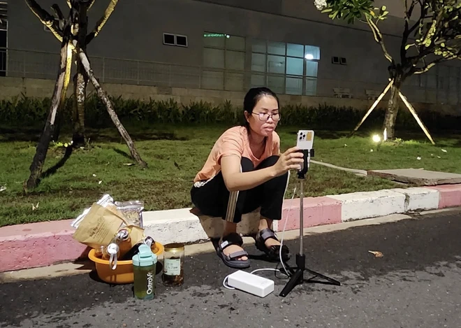 Mẹ đơn thân bất đắc dĩ livestream bán hàng ở bệnh viện vì con trai ung thư - Hình 4