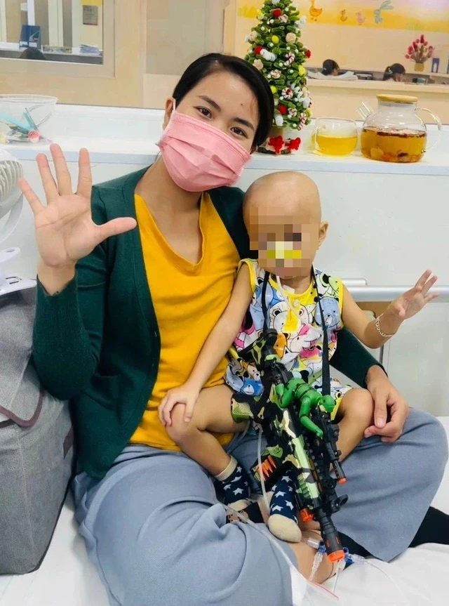 Mẹ đơn thân bất đắc dĩ livestream bán hàng ở bệnh viện vì con trai ung thư - Hình 1
