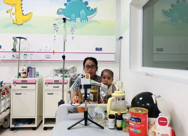 Mẹ đơn thân bất đắc dĩ livestream bán hàng ở bệnh viện vì con trai ung thư - Hình 6