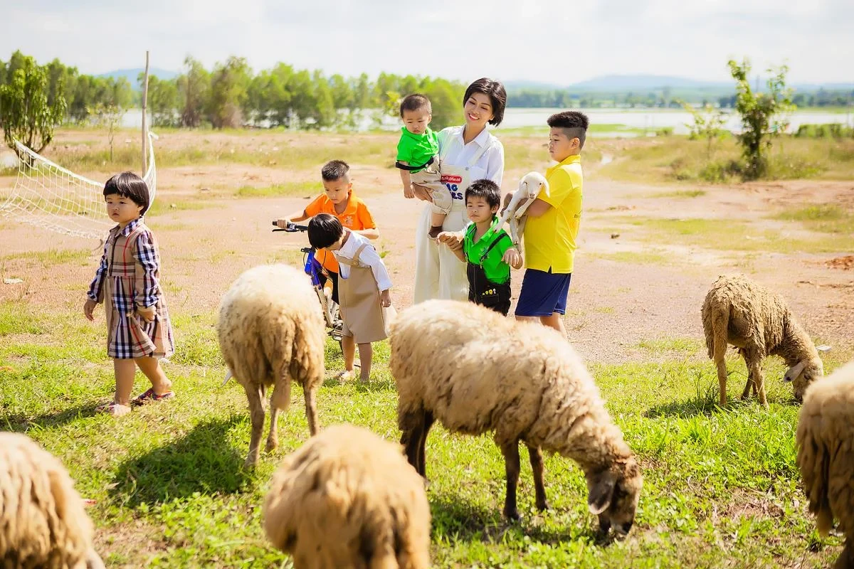 HH chăm đẻ nhất Vbiz lao dốc nhan sắc, da đen, xuống tóc hậu về quê làm nông - Hình 3