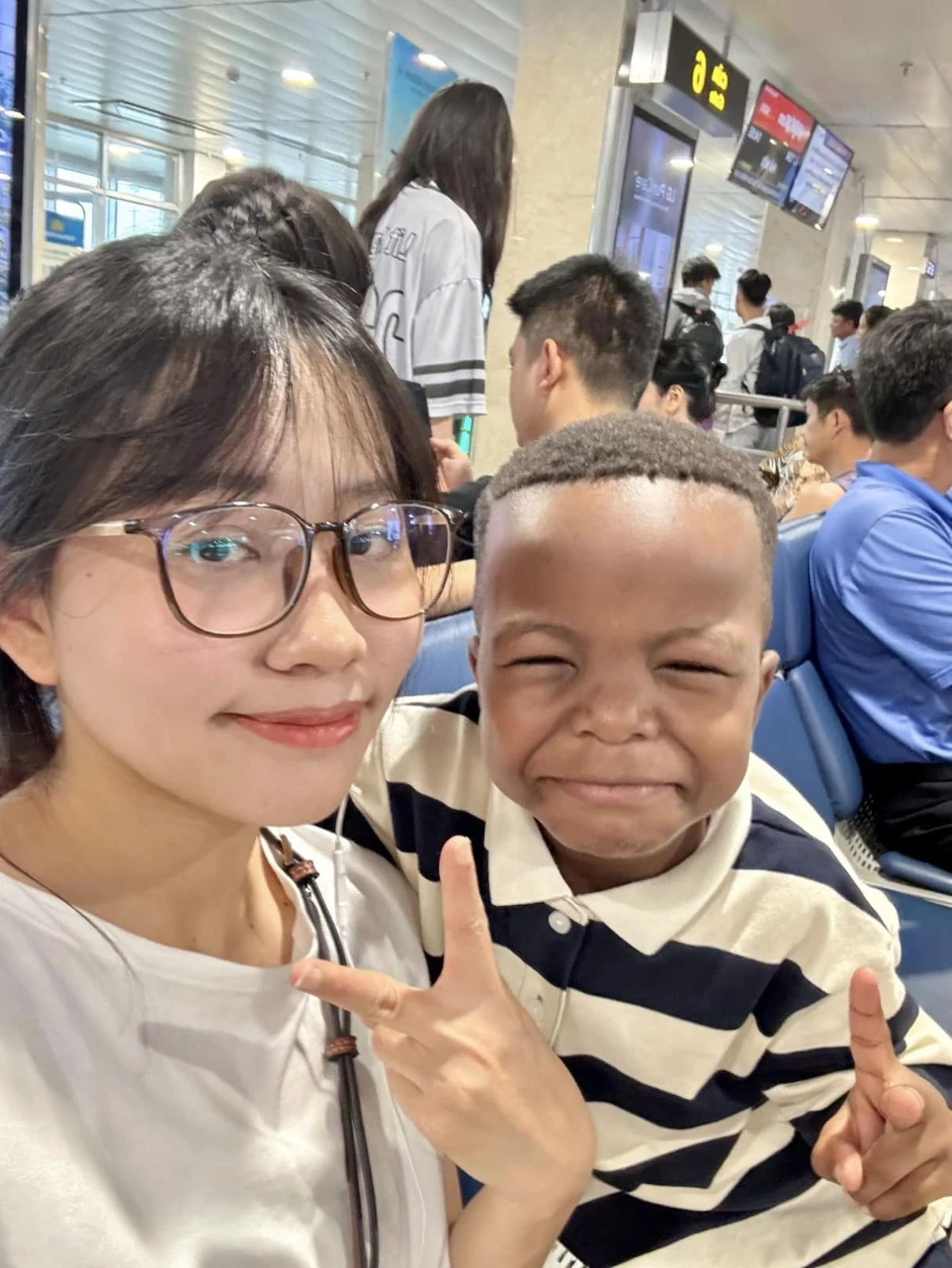 Quang Linh chọc điên Lôi Con, về Angola khóc nức nở vì bạn gái ở Việt Nam bỏ - Hình 7