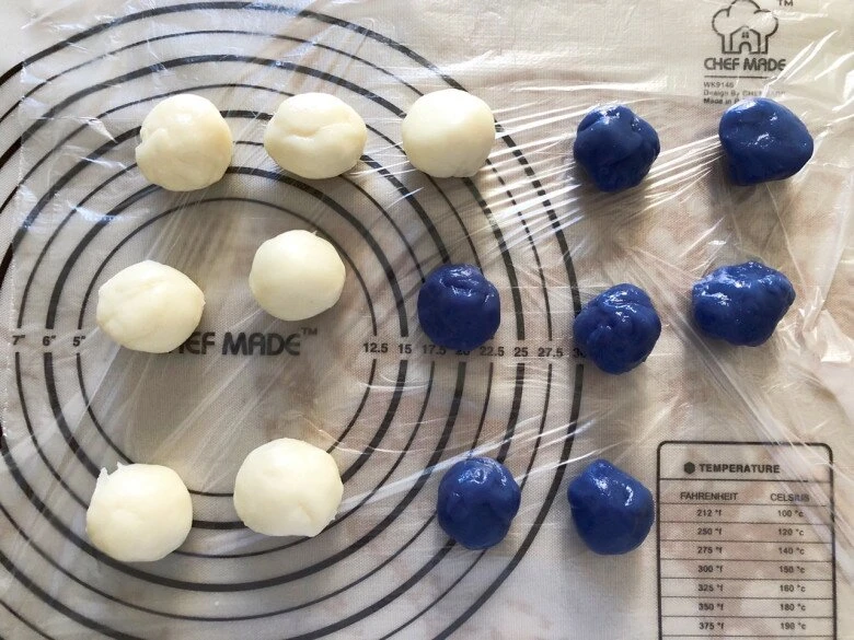 Cách làm bánh Trung thu dẻo nhân đậu đỏ có vỏ màu cực đẹp, độc đáo cho Tết Trung thu - Hình 4
