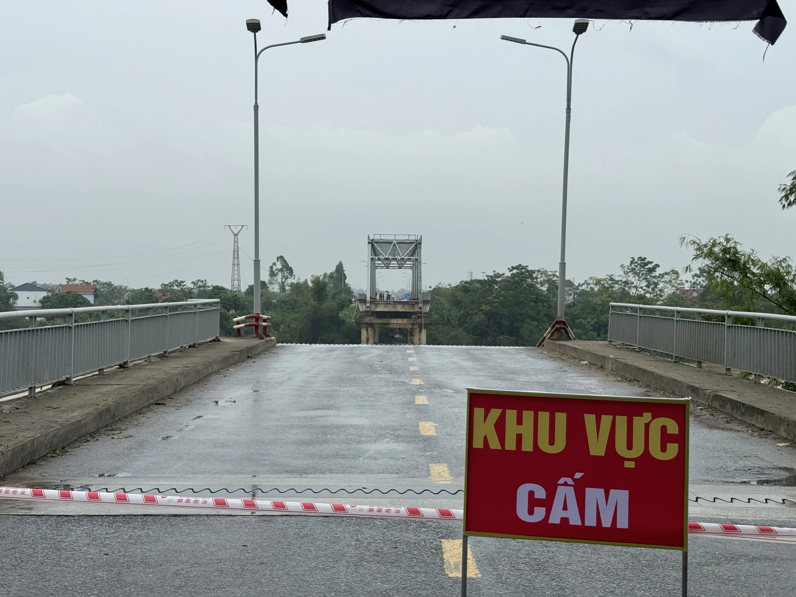 Chờ đợi phép màu đến với nạn nhân vụ sập cầu Phong Châu - Hình 1