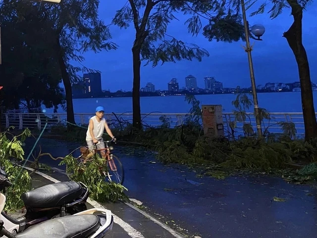 Chuyện chưa kể của các chàng trai Hà Nội xuống đường dọn dẹp sau cơn bão Yagi - Hình 2