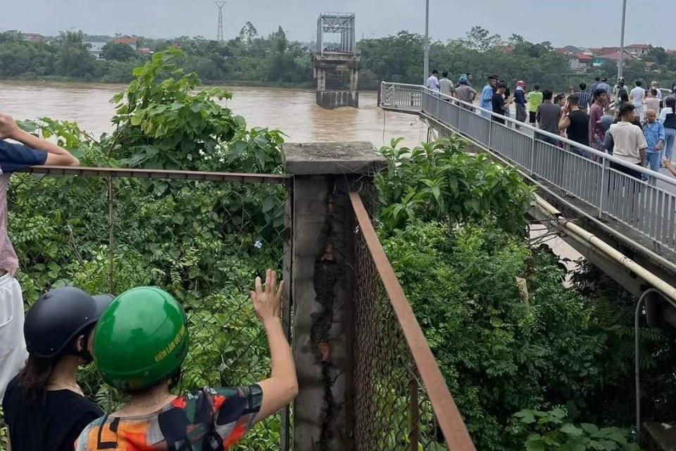 Clip ô tô rơi xuống sông thời điểm sập cầu Phong Châu - Hình 3