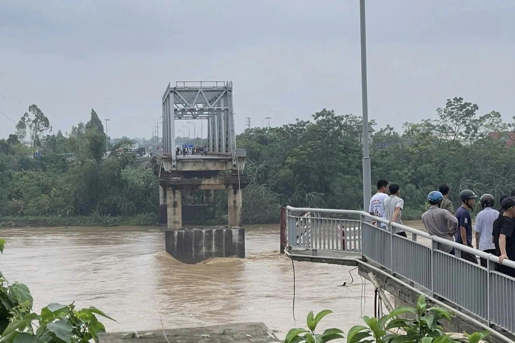 Clip ô tô rơi xuống sông thời điểm sập cầu Phong Châu - Hình 1