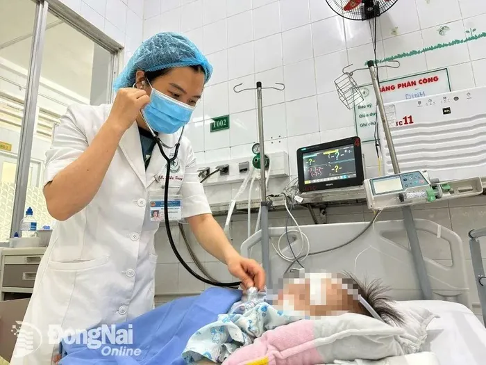 Đồng Nai điều trị thành công bệnh sởi nặng cho bệnh nhi 1 tuổi nhiều bệnh nền - Hình 1