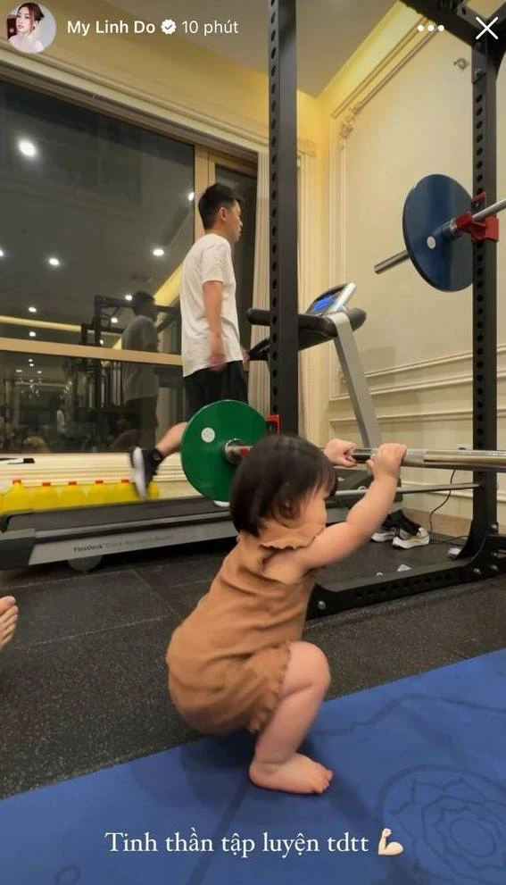 Khoảnh khắc hé lộ cuộc sống hào môn của hoa hậu Đỗ Mỹ Linh và chồng chủ tịch CLB Hà Nội, bên trong căn biệt thự mới gây chú ý - Hình 1