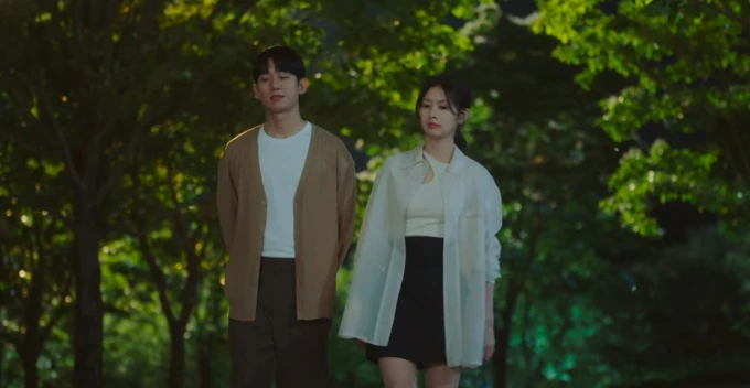 Love Next Door gây phẫn nộ vì 1 chi tiết cũ rích, netizen chỉ trích biên kịch bắt chước Queen of Tears - Hình 2