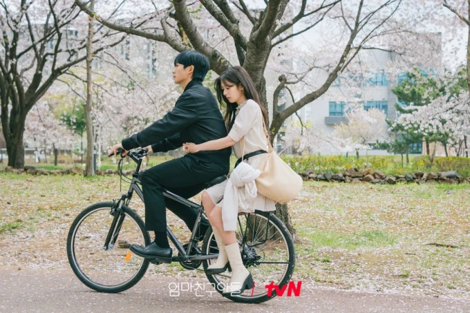 Love Next Door gây phẫn nộ vì 1 chi tiết cũ rích, netizen chỉ trích biên kịch bắt chước Queen of Tears - Hình 1