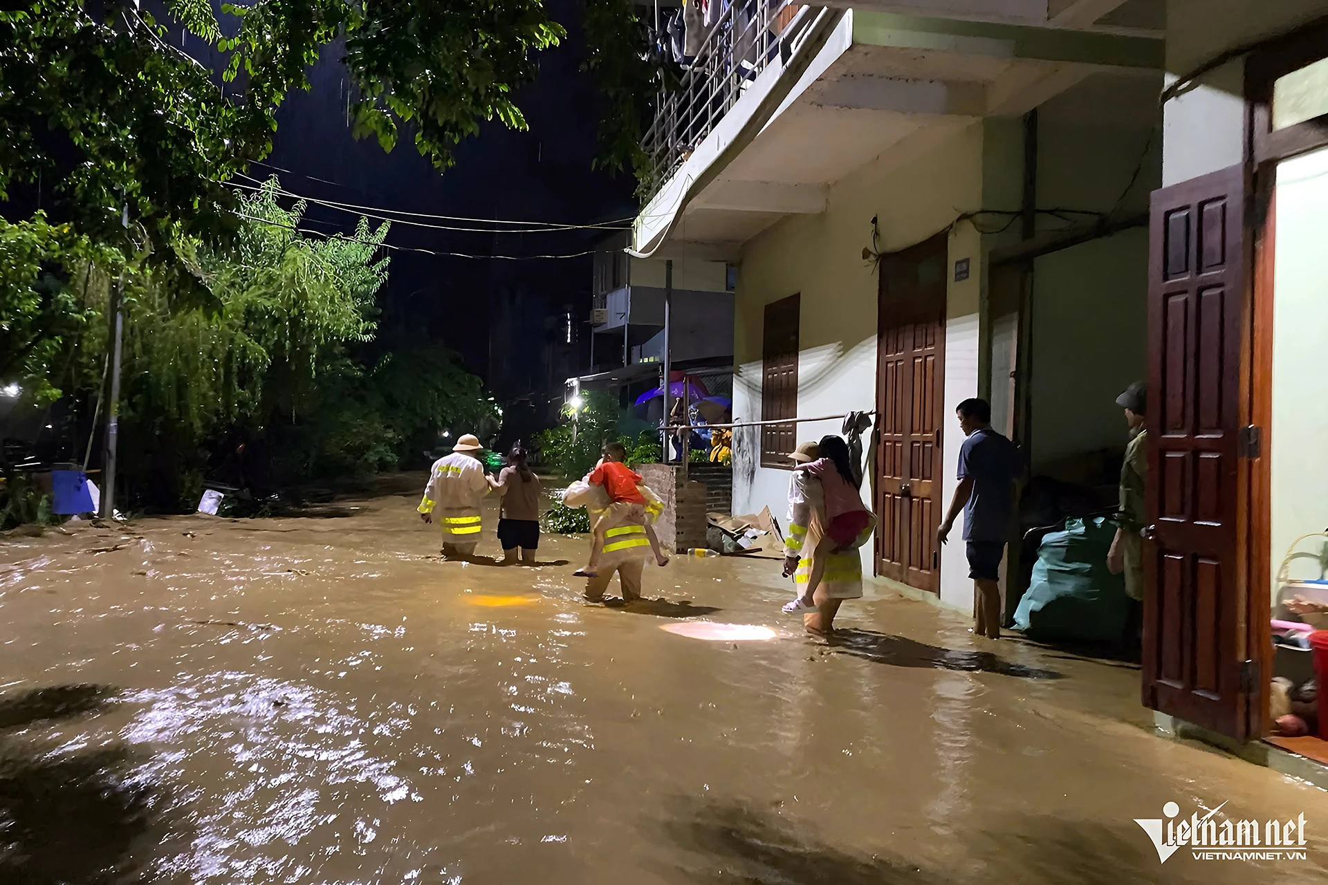 Lũ ào ào tràn vào TP Cao Bằng, công an cõng cháu nhỏ đi sơ tán - Hình 1