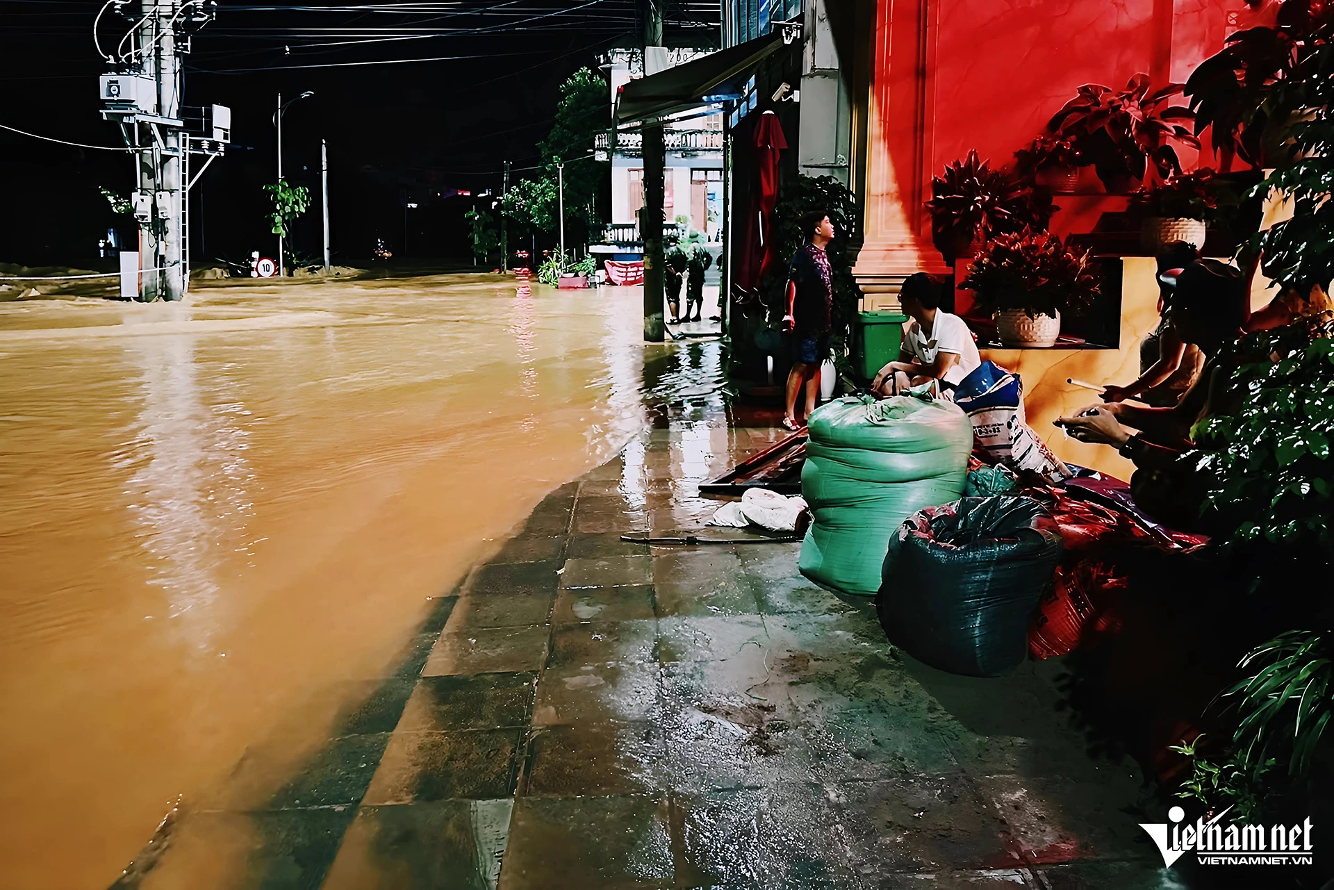 Lũ ào ào tràn vào TP Cao Bằng, công an cõng cháu nhỏ đi sơ tán - Hình 6