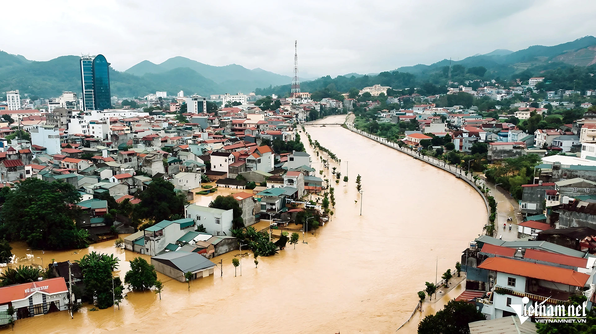 Lũ ào ào tràn vào TP Cao Bằng, công an cõng cháu nhỏ đi sơ tán - Hình 4