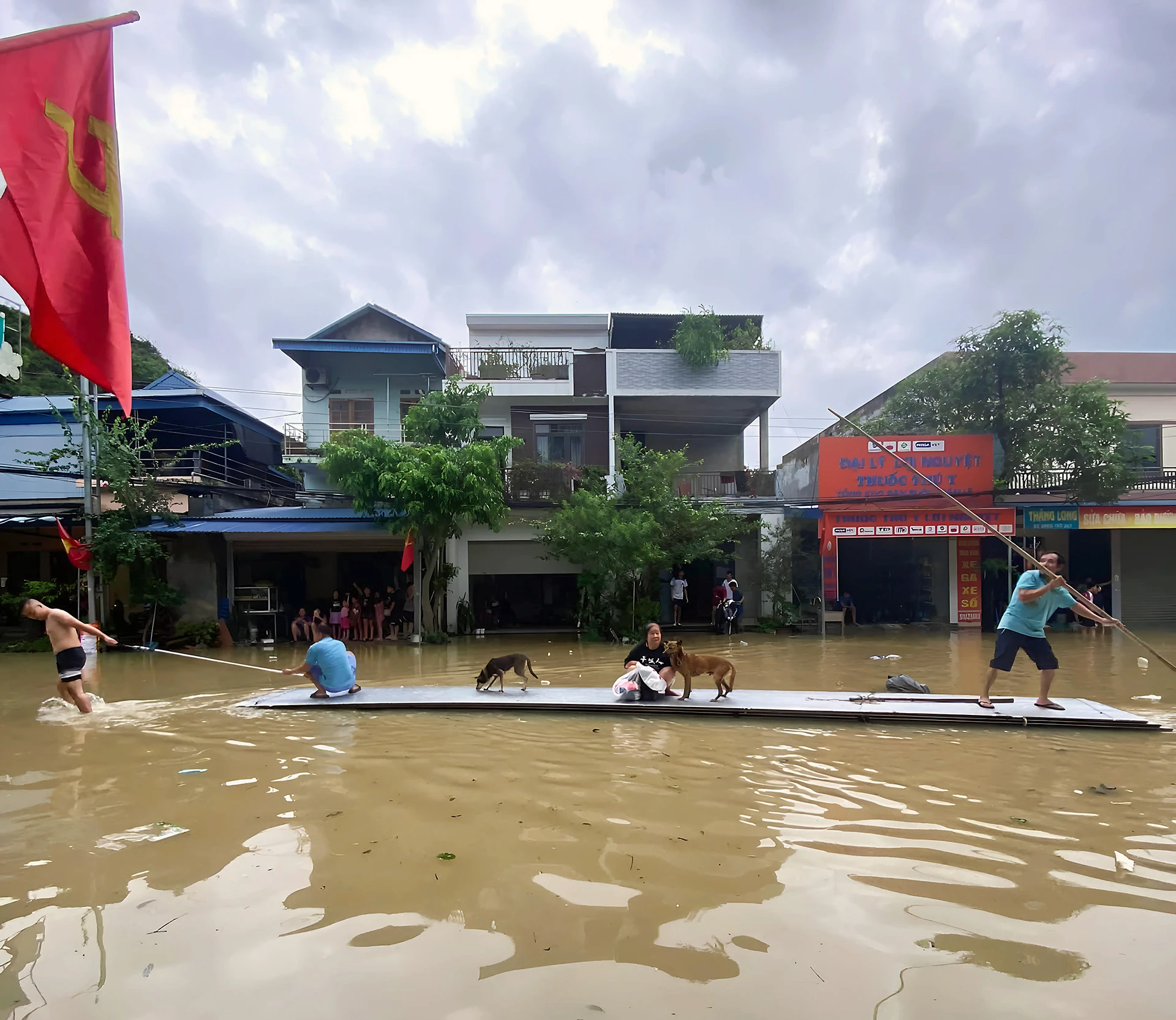 Nước lũ sông Cầu dâng cao, TP Thái Nguyên bị ngập lụt - Hình 8