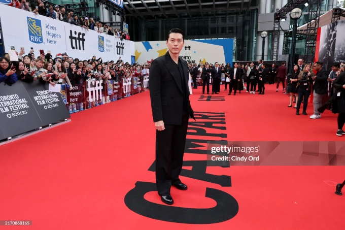 Ông chú cực phẩm Hyun Bin - Lee Dong Wook chung khung hình đại náo LHP, nhưng sao ông xã Son Ye Jin tuột dốc thế này? - Hình 6