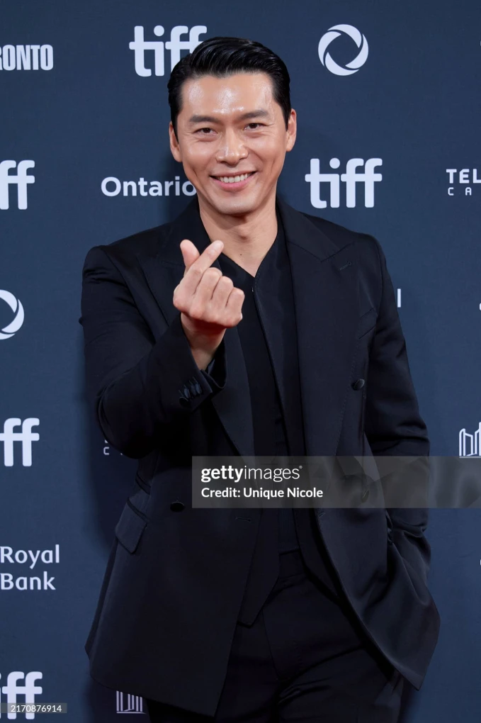 Ông chú cực phẩm Hyun Bin - Lee Dong Wook chung khung hình đại náo LHP, nhưng sao ông xã Son Ye Jin tuột dốc thế này? - Hình 7
