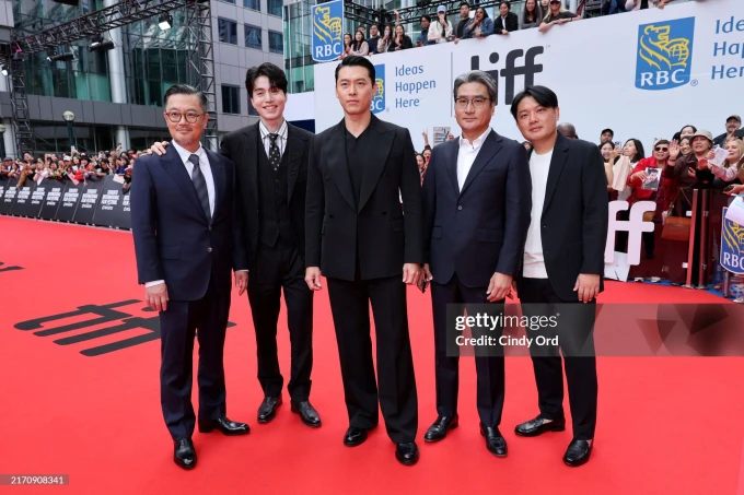 Ông chú cực phẩm Hyun Bin - Lee Dong Wook chung khung hình đại náo LHP, nhưng sao ông xã Son Ye Jin tuột dốc thế này? - Hình 4