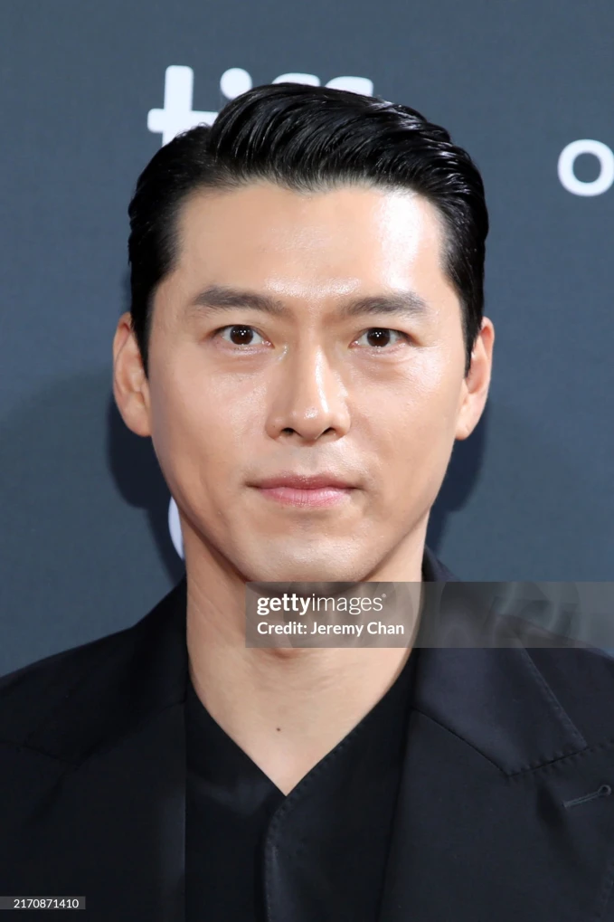 Ông chú cực phẩm Hyun Bin - Lee Dong Wook chung khung hình đại náo LHP, nhưng sao ông xã Son Ye Jin tuột dốc thế này? - Hình 8