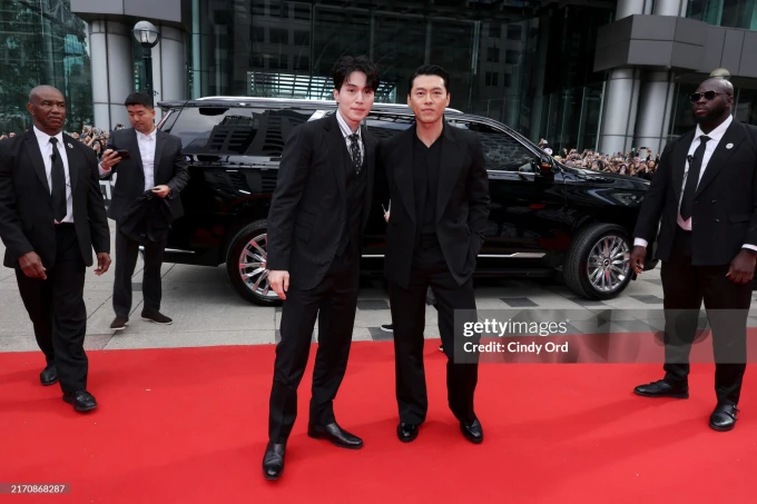 Ông chú cực phẩm Hyun Bin - Lee Dong Wook chung khung hình đại náo LHP, nhưng sao ông xã Son Ye Jin tuột dốc thế này? - Hình 1