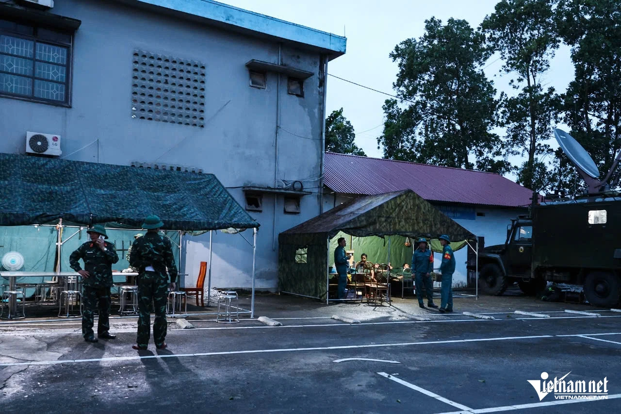 Quân đội điều 350 người, dựng lều dã chiến tìm kiếm nạn nhân sập cầu Phong Châu - Hình 1