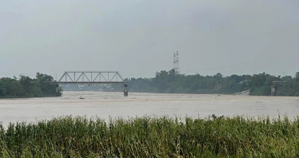 Sập cầu Phong Châu ở Phú Thọ, nhân chứng bàng hoàng - Hình 1