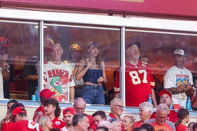 Taylor Swift tình tứ, gợi cảm bên bạn trai sau tin đồn hợp đồng chia tay - Hình 4