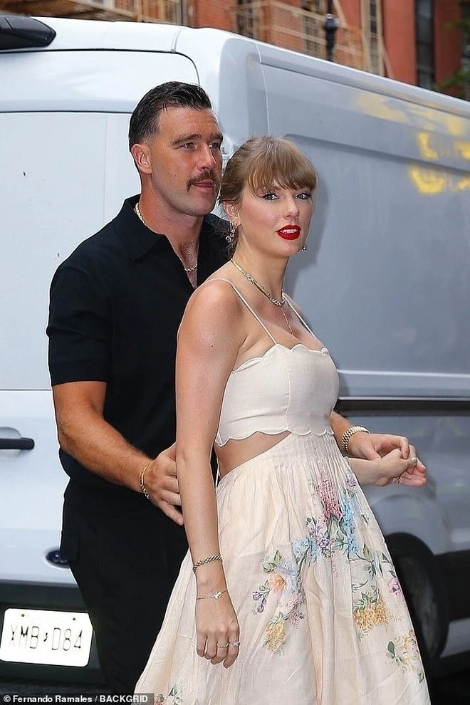 Taylor Swift tình tứ, gợi cảm bên bạn trai sau tin đồn hợp đồng chia tay - Hình 1