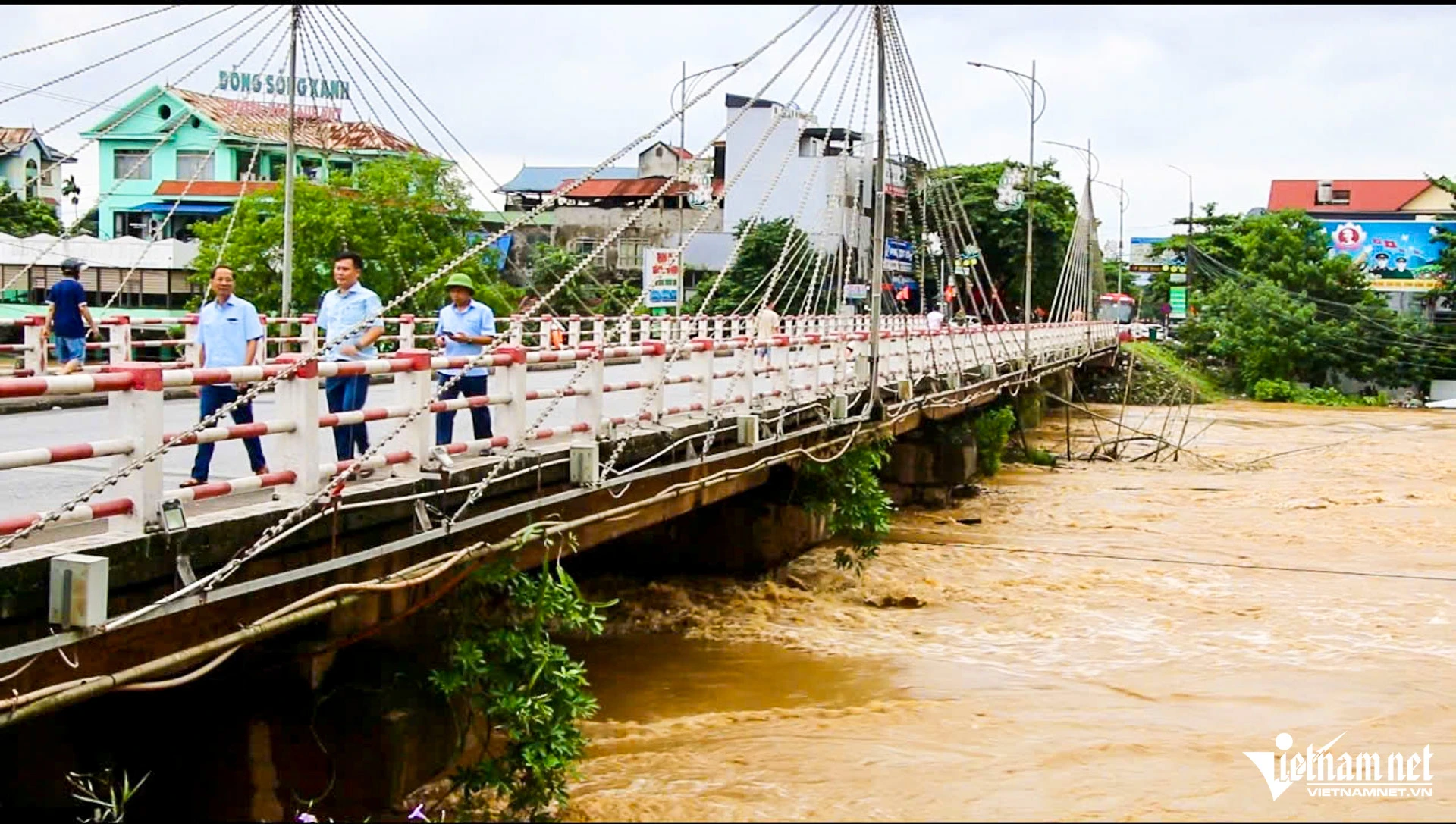 Toàn cảnh TP Thái Nguyên chìm trong biển nước, nhiều tuyến đường bị chia cắt - Hình 4