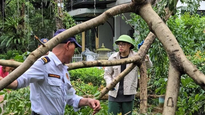 Xuân Bắc xuống đường dọn dẹp cùng 2 con sau bão Yagi, làm điều ai cũng cảm kích - Hình 5