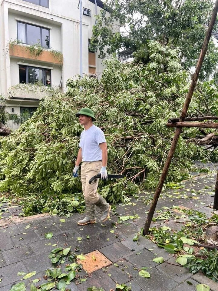 Xuân Bắc xuống đường dọn dẹp cùng 2 con sau bão Yagi, làm điều ai cũng cảm kích - Hình 4
