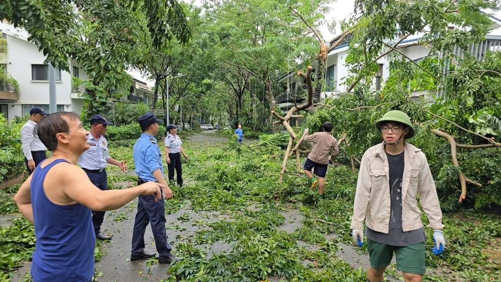 Xuân Bắc xuống đường dọn dẹp cùng 2 con sau bão Yagi, làm điều ai cũng cảm kích - Hình 2