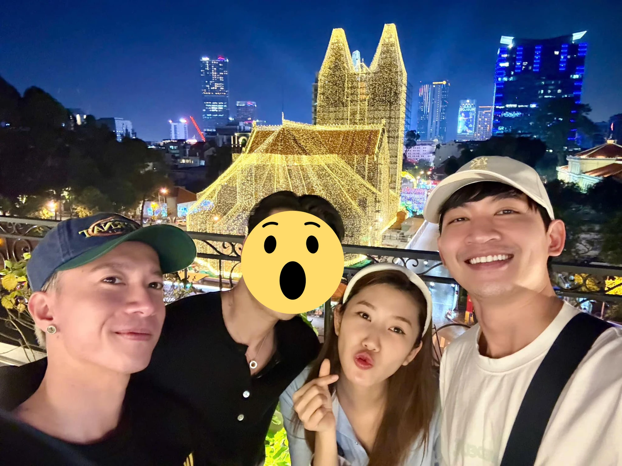 1 bức ảnh dấy nghi vấn hẹn hò của 2 cặp đôi Vbiz - Hình 1