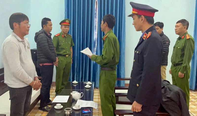 Bắt 2 cán bộ Phòng Quản lý đô thị Hội An vì nhận hối lộ - Hình 1