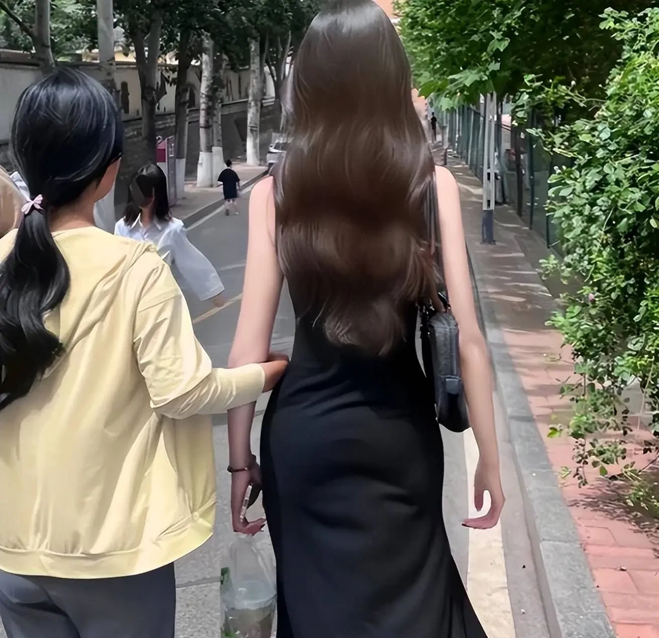 Bức ảnh chụp bóng lưng của 2 nữ sinh đang đi giữa sân trường khiến hàng triệu người tranh luận - Hình 1