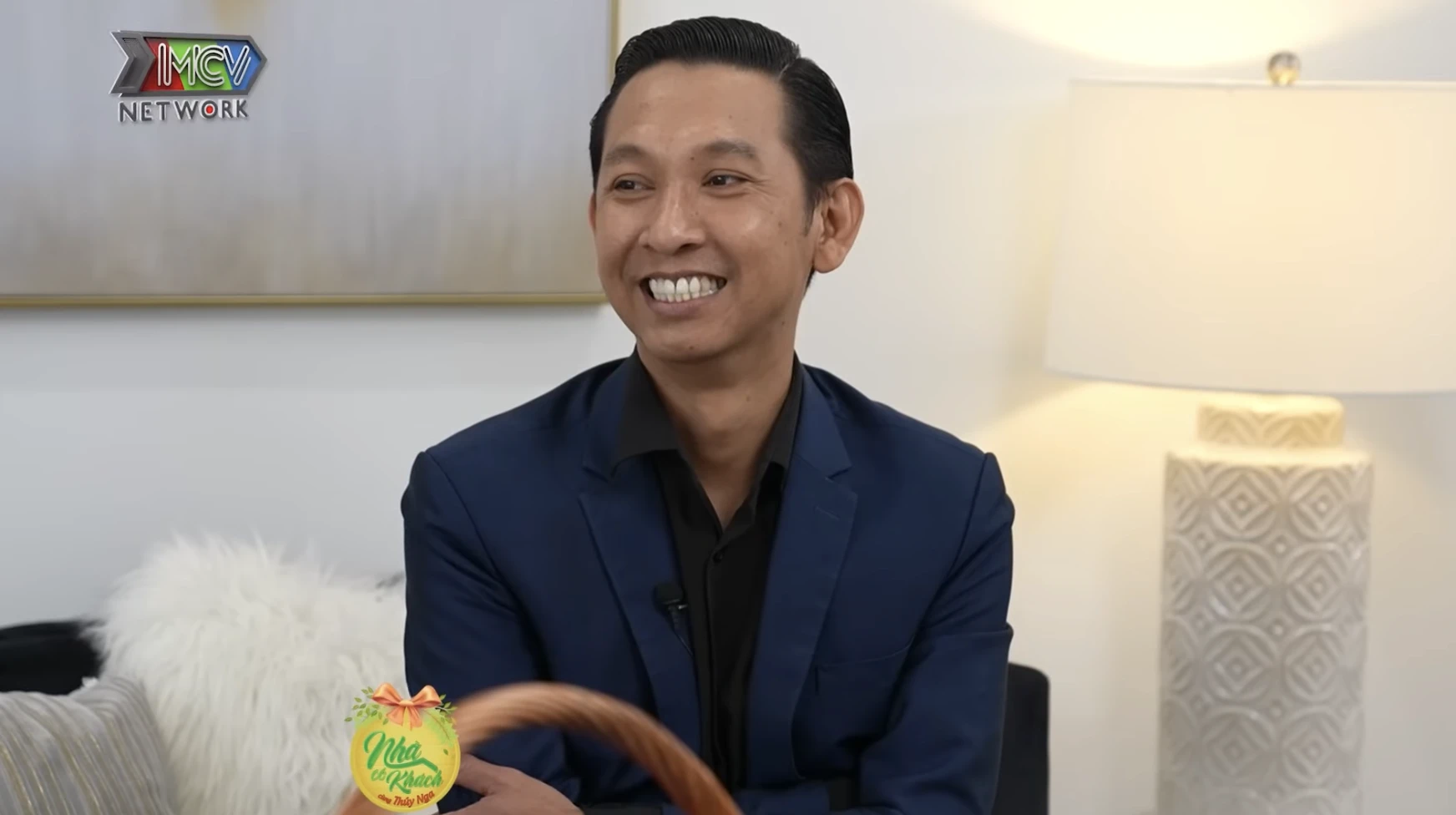 Đạo diễn Phượng khấu: Từng đi phụ bếp, rửa chén trong những ngày đầu sang Mỹ - Hình 1